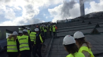 Folk strømmer til Amager Bakke