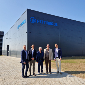 Kim Svaneborg og Pettinaroli familien ved Ã¥bningen af lagerhal 2024