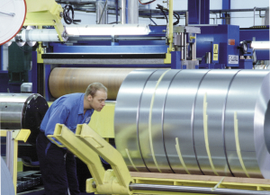 Man placing coils on pallet. årsredovisning; Annual report 1999