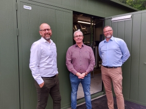 Freses fjernvarmeteam, Christian Skallerup-Børgesen, René Graugaard og Thomas Heide var stolte over at slå dørene op og vise boosterstationen frem.