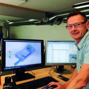 Udviklingschef Torben Thomsen i fuld gang med at udvikle nye ventilationsaggregater.