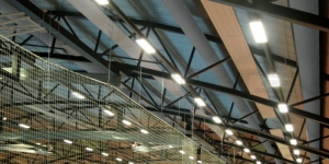 Ranheim Friidrettshall, Norge Med fokus pÃ¥ Ã¦stetikken valgte entreprenÃ¸ren FabricAir tekstilkanaler for at sikre jÃ¦vn og trÃ¦kfri luftfordeling der samtidig sÃ¥ flot ud i hallen.