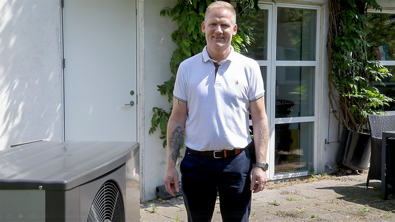 Her ses vores salgschef René Holsko ved den nye METROAIR S, som vi har installeret ved hovedkontoret i Helsinge
