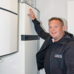 Allan Laursen, bygmester og direktør hos DinBOLI, viser her, hvordan installationen af S735 med SAM S44 ser ud i praksis.