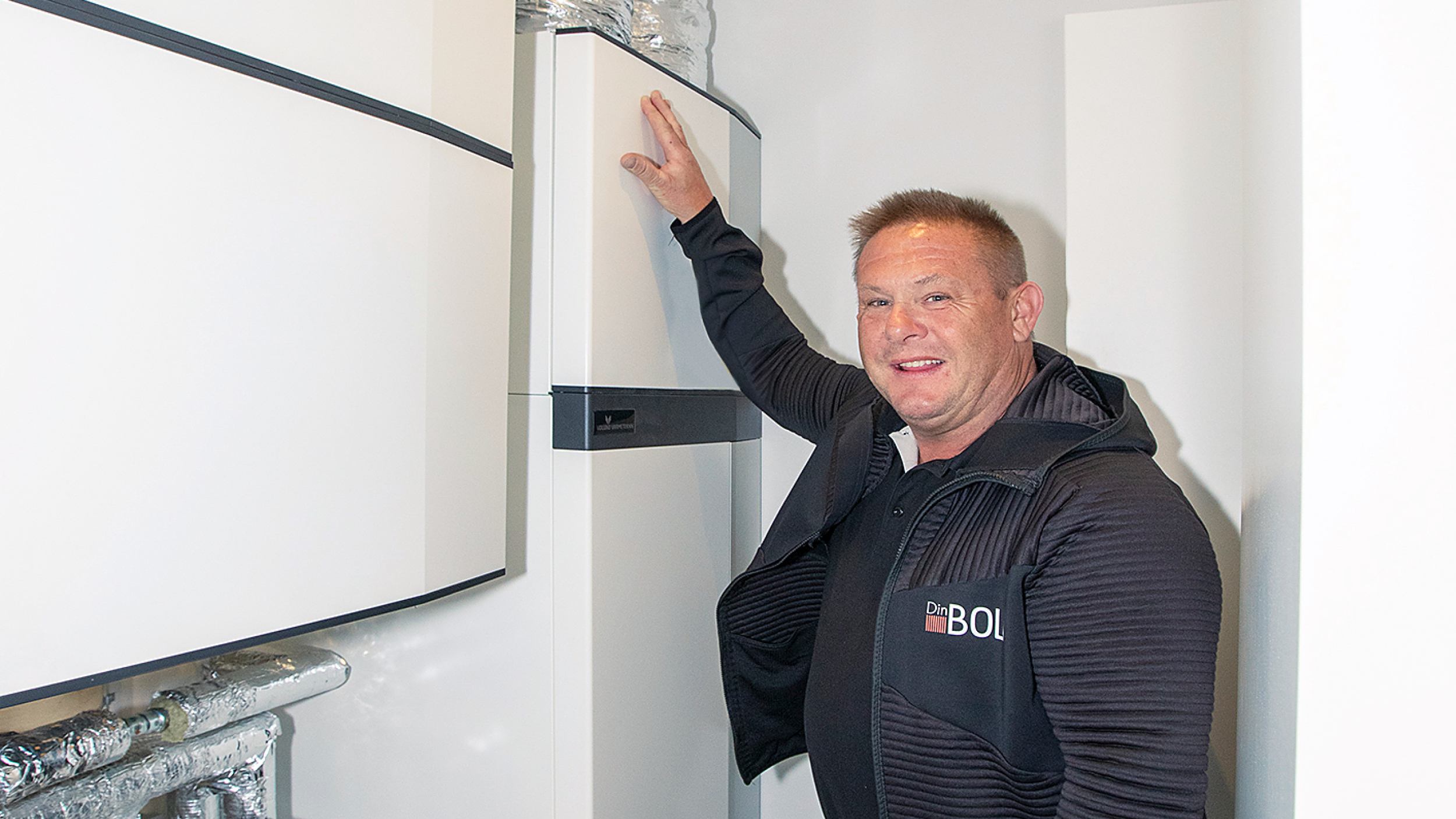 Allan Laursen, bygmester og direktør hos DinBOLI, viser her, hvordan installationen af S735 med SAM S44 ser ud i praksis.