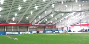 Chelsea Piers Athletics, Glastonburry, USA Edwards & Zuck Engineers stod for renovering af et stÃ¸rre sportsanlÃ¦g med en overdÃ¦kket fodboldbane og tennisbaner, en skÃ¸jtebane, en svÃ¸mmehal og trÃ¦ningsfaciliteter. Tagkonstruktionen kunne ikke bÃ¦re vÃ¦gten af konventionelle metalkanaler, sÃ¥ glÃ¦den var stor, da de opdagede tekstilkanaler. Mere end 500m FabricAir tekstilkanaler blev opsat i den 50.000m2 store arena. Resultatet blev effektiv ventilation og en stor besparelse til entreprenÃ¸ren.