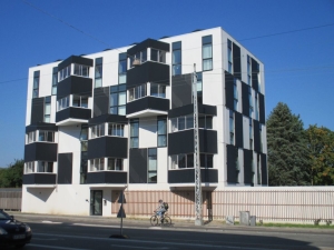 Solceller pÃ¥ facade, altaner, gavl og pÃ¥ taget. Foto: SÃ¸ren Ã˜stergaard Jensen, Teknologisk Institut.