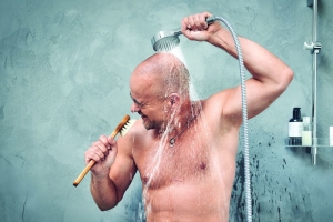 Få mest ud af tiden i brusebadet. Det kan nogle gange betyde sang for fuld udblæsning.